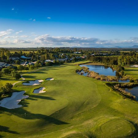 فندق شاتو إيلان آت ذا فينتدج هانتر فالي بوكولبن المظهر الخارجي الصورة The 18th hole at The Lakes Golf Club