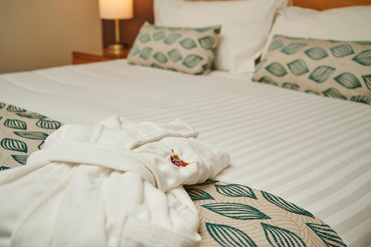 فندق شاتو إيلان آت ذا فينتدج هانتر فالي بوكولبن المظهر الخارجي الصورة A bathrobe on a bed