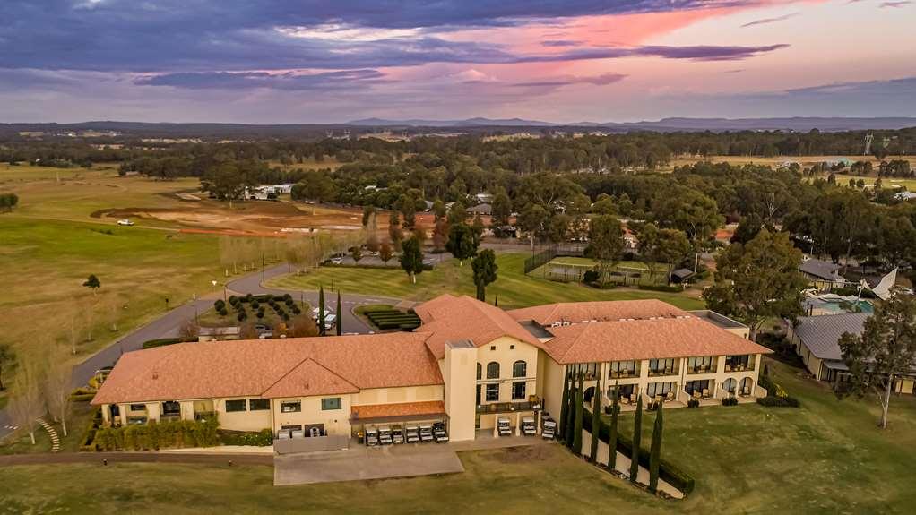 فندق شاتو إيلان آت ذا فينتدج هانتر فالي بوكولبن المظهر الخارجي الصورة Aerial view of the clubhouse at the Wagga Wagga Golf Club