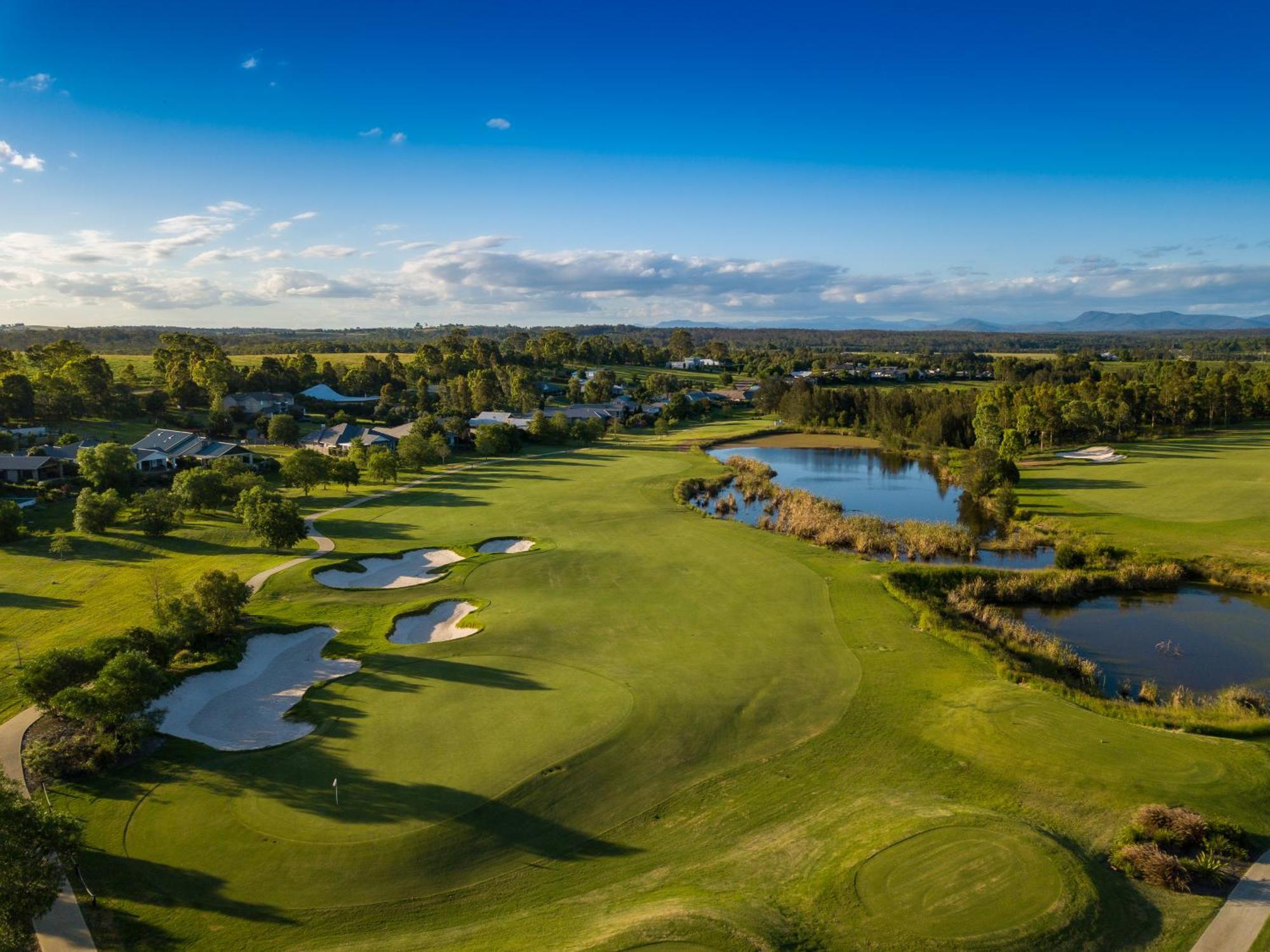 فندق شاتو إيلان آت ذا فينتدج هانتر فالي بوكولبن المظهر الخارجي الصورة The 18th hole at The Lakes Golf Club