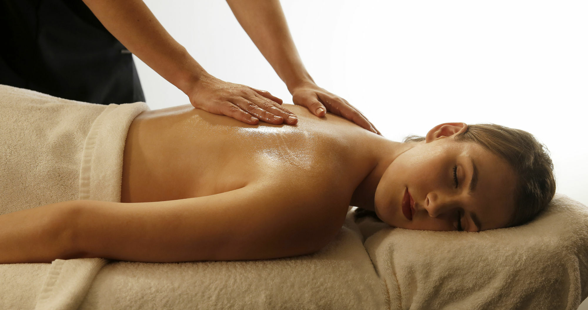 فندق شاتو إيلان آت ذا فينتدج هانتر فالي بوكولبن المظهر الخارجي الصورة A woman receiving a massage