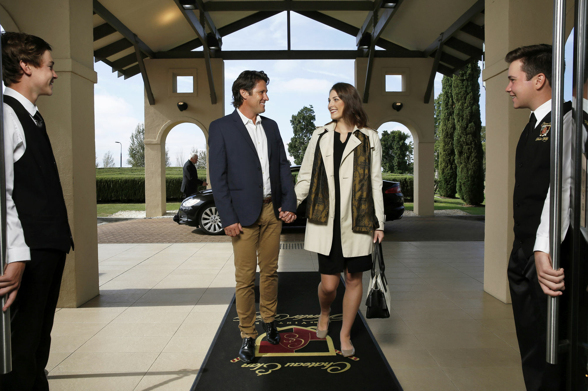 فندق شاتو إيلان آت ذا فينتدج هانتر فالي بوكولبن المظهر الخارجي الصورة A couple being greeted by a concierge