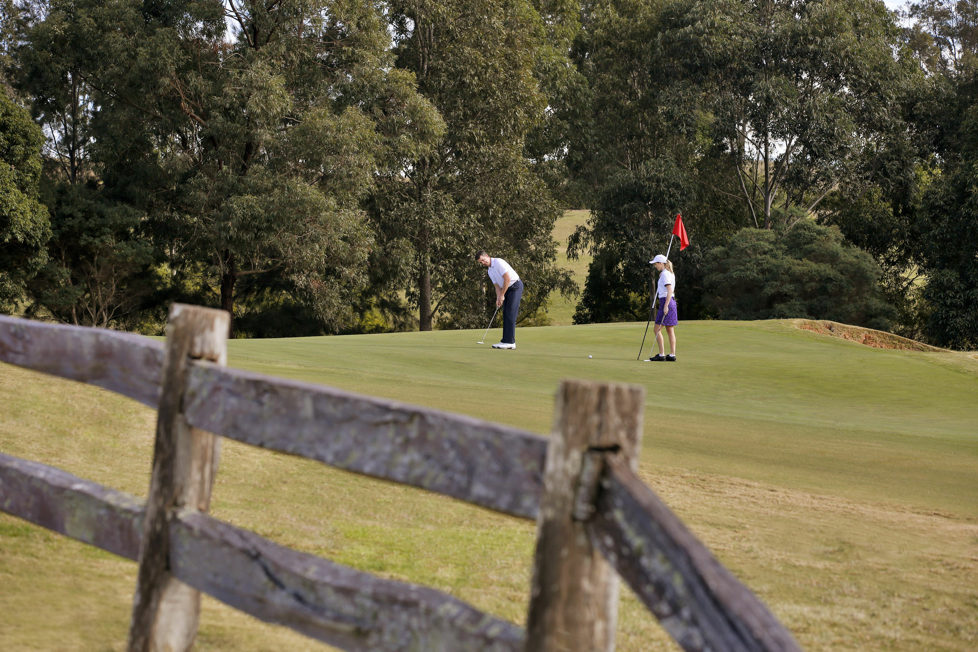 فندق شاتو إيلان آت ذا فينتدج هانتر فالي بوكولبن المظهر الخارجي الصورة Golfers at the 18th green